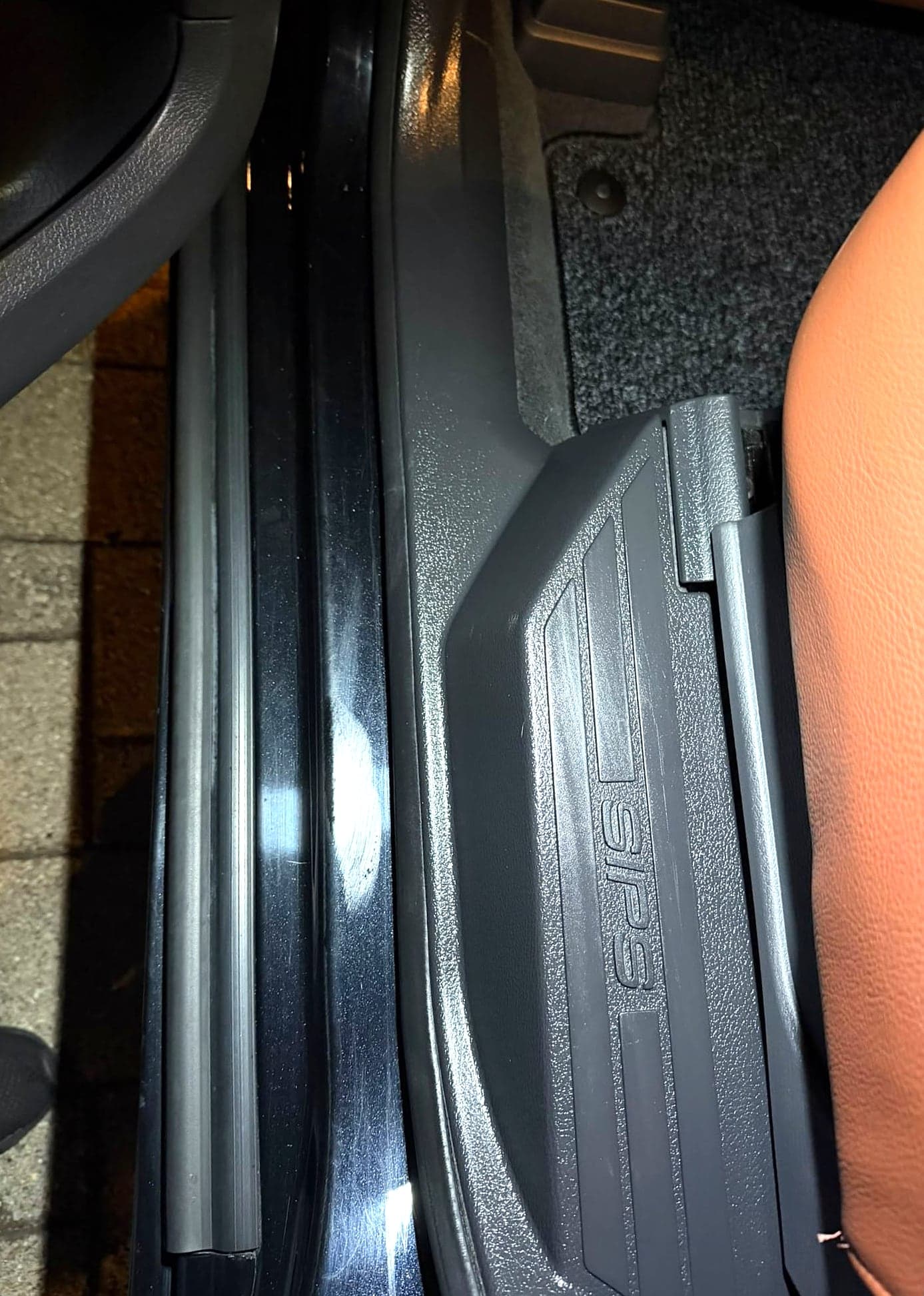 Sauberer Einstieg und Schweller eines Volvo XC90 nach der Aufbereitung