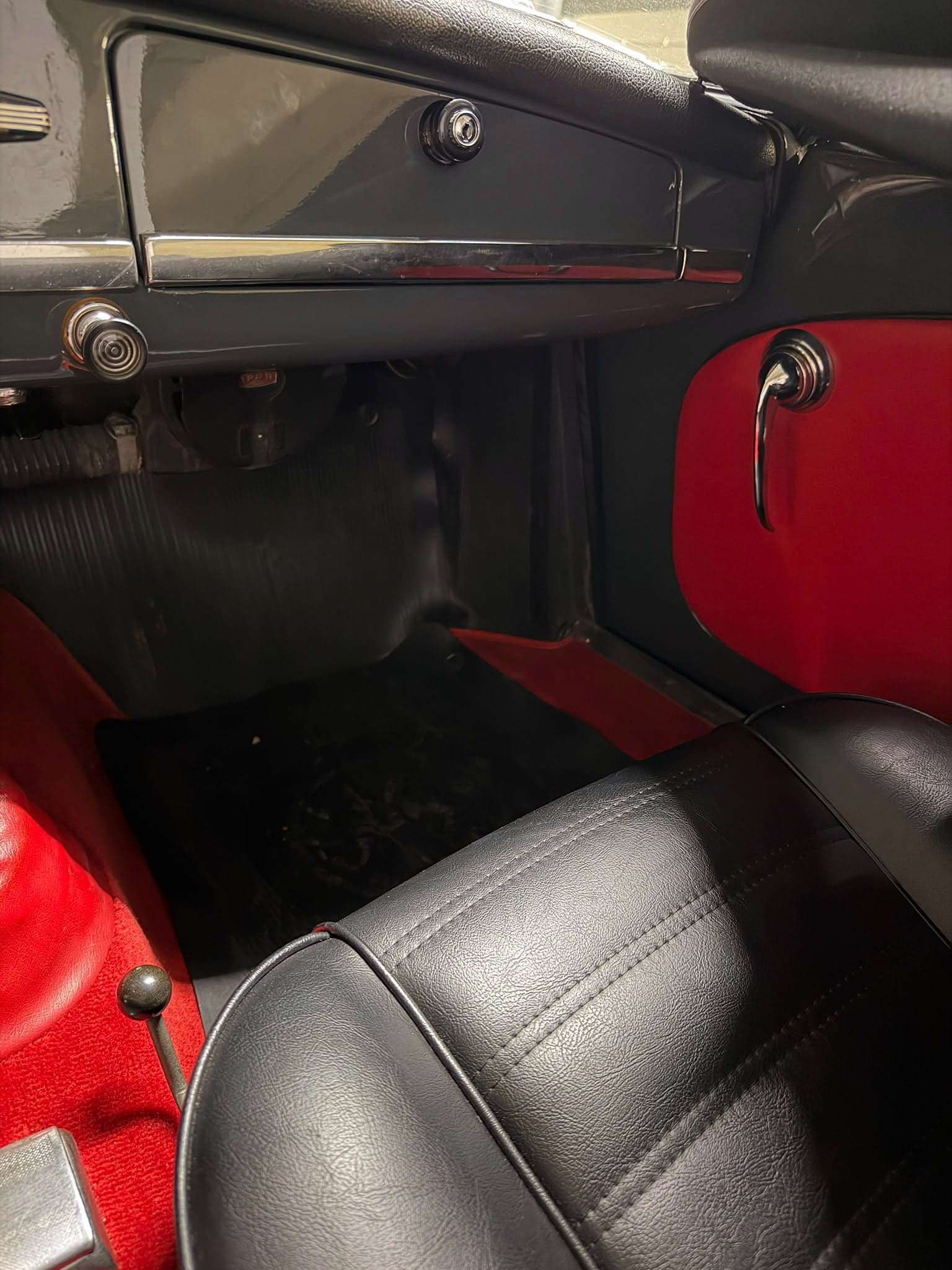 Rote Türverkleidung, Chrom und schwarzes Leder im Alfa Romeo Oldtimer nach der Kunststoff- und Lederpflege